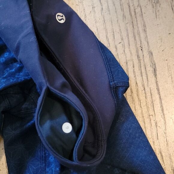 Lululemon size 6 navy leggings with floral print 💙 - Picture 4 of 10